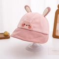 Dettaglio di un cappello pescatore in velluto rosa per bambini con orecchie di coniglio - 50cm (1-3 anni) / Coniglio Rosa