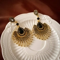 Vista detallada de aretes colgantes vintage con piedras negras en bandeja blanca - Poste de pendiente de plata - Negro pistola