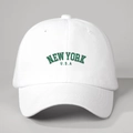 Vista frontal de gorra de béisbol de algodón blanco con letras verdes de NEW YORK U.S.A - Ajustable / Blanco