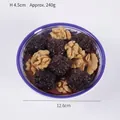 Modello di cibo artificiale con noci e datteri in una ciotola di ceramica bianca - Gherigli di Noce e Datteri