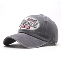 Detalle de gorra de algodón lavado gris con bordado vintage y diseño de seis paneles - Talla Única (56-60cm) / Gris