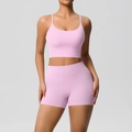Détail de l'ensemble de yoga rose avec brassière à fines bretelles et short taille haute - S / Haut Et Bas / Rose Sakura