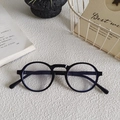 Occhiali rotondi montatura nera classica con lenti anti luce blu sulla scrivania - Nero Piatto 9 (Tondo Montatura Completa)