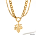 Nahaufnahme der doppellagigen goldenen Edelstahlkette mit Ahornblatt-Anhänger - Doppellagiger Ausgehöhlter Ahornblatt-Stil (KCD579)