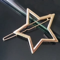 Barrette à cheveux minimaliste dorée en forme d'étoile avec structure métallique polie - Grande Étoile