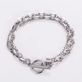 Dettaglio del bracciale a doppia catena argentata con chiusura a levetta OT classica - Color Acciaio