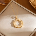 Collana minimalista dorata con ciondolo a ciambella in zirconi e catena a maglie - Donut / Oro