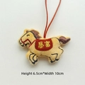 Dettaglio ciondolo cavallo di peluche giallo con ricami rossi e misure 10 cm x 6,5 cm - Stile Cinturino / Giallo (Arricchirsi)