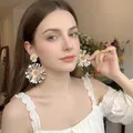Primer plano detallado de aretes grandes de margarita blanca para un estilo de vacaciones - Margarita Grande de Doble Capa / Oro-Rosa Claro (5# Pin de Plata)
