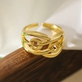 Verstellbarer goldener geometrischer Ring mit Kettenstruktur auf einem Holzständer - Ineinandergreifender Kettenstil (14208)