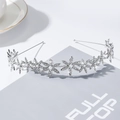 Détail d'un serre-tête argenté avec étoiles hexagonales, perles et strass brillants - Argent Perlé