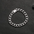Détail de bracelet gourmette en acier titane argenté avec fermoir à boucle carrée unique - 10mm*19cm