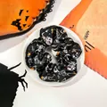 Scrunchie di Halloween con scheletri bianchi e zucche arancioni su raso nero - Figura Scheletro / Taglia Piccola
