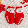 Detail van rode kerstbabysokken met 3D-kerstman en antislipzolen voor baby's - S (0-1 Jaar Antislip) / Baardige oude man kabouter