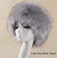 Dettaglio cappello in finta pelliccia grigio chiaro con punte nere su testa espositore - Grigio chiaro