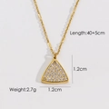Dettaglio della collana a triangolo dorato con zirconi, ciondolo da 1,2 cm e catena da 45 cm - 2094-Triangolo di Diamanti Completi
