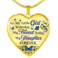 Dettaglio del ciondolo a cuore dorato con farfalla blu e testo della citazione inciso - Stile Daughter Forever / Oro