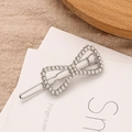 Elegante fermaglio per capelli in argento con perle bianche e design a fiocco traforato - Stile Perla E4205 / Argento