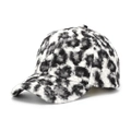 Détail de la casquette léopard en peluche montrant la texture épaisse et le motif stylé - Taille unique (56-60cm réglable) / Imprimé Léopard Noir et Blanc