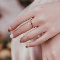 Anello elegante placcato oro con granato arancione e gemme scintillanti sulla mano - Anello Regolabile / Oro/Arancione