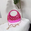 Primer plano del bolso de concha acrílico rosa brillante con cadena metálica dorada - Rosa