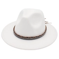 Dettaglio di fedora bianca con nastro intrecciato e accenti di strass scintillanti - Bianco