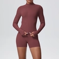 Détail de la texture côtelée de la veste de yoga zippée et du short assorti pour femmes - Marron