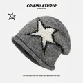 Graue Strickmütze mit großem weißen Stern-Patch und modischem Rollrand für Damen - Einheitsgröße / Dunkelgrau