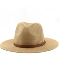 Sombrero de paja clásico Panamá con banda de cuero marrón y remache dorado sobre fondo blanco - M (56-58cm) / Caqui