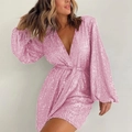 Detailaufnahme des rosa Paillettenstoffs und des Taillenbands am V-Ausschnitt Kleid - S / Rosa