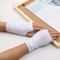 Gants blancs tricotés sans doigts portés au poignet avec un décor intérieur minimaliste - Taille unique / Blanc