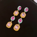 Dettaglio di orecchini pendenti con cristalli verde menta e giallo limone su sfondo nero - 34# Silver Earring Post - Oro - Multicolore