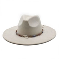 Detalle de un sombrero fedora beige con banda tejida, cuentas azules y adorno de hoja - M (56-59cm) / Blanco Roto