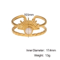 Dettaglio dell'anello placcato oro 18k con motivo solare e pietra preziosa bianca - Bianco