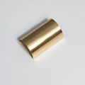 Detailaufnahme des goldenen Haarhakens aus gebürstetem Metall in C-Form - Gold