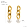 Details van 18k vergulde roestvrijstalen kettingoorbellen met een 10mm parelhanger - Gouden Cubaanse Schakel Parel Stijl(ZE1584G)