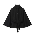 Detailansicht des schwarzen Woll-Capes mit elegantem Stehkragen und Taillengürtel - S / Schwarz