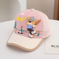 Dettaglio cappellino da golf rosa per bambini con ricamo orso 3D e visiera rinforzata - 52cm (3-6 Anni) / Rosa