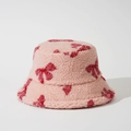 Dettaglio cappello alla pescatora in lana rosa con jacquard a fiocchi rossi - M (56-58cm) / Rosa