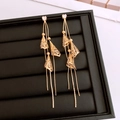 Detail von 18K vergoldeten Herz-Ohrringen mit langen hohlen Kegel-Quastenanhängern - Herz Hohl Quasten Stil
