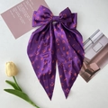 Dettaglio del fiocco per capelli viola con stampa a zucca e carte decorative - Viola Zucca
