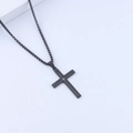 Detalle de un colgante de cruz negra de acero inoxidable con diseño de cadena de caja fina - Cadena de 60cm / Negro
