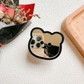 Lindo espejo de mano negro con forma de oso sobre superficie blanca con flores secas - Negro