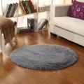Dettaglio del tappeto rotondo grigio in peluche con pelo folto per la camera - 60*60cm / Grigio Argento Tinta Unita