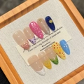 Set di unghie finte a mandorla fatte a mano con fiori 3D e motivi colorati occhi di gatto - Extra Piccolo (XS) / 2504 Mandorle Medie