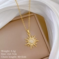 Collana a girasole dorata con cristalli, dimensioni 2x2,7 cm e catena di 40+5 cm - Ciondolo a Girasole Dorato Micro Pave (F137)