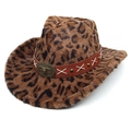 Dettaglio cappello da cowboy leopardato con fibbia a teschio di toro e borchie - Corona a Cuore Marrone Scuro