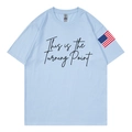 Dettaglio di una t-shirt in cotone azzurro con stampa corsiva e patch bandiera americana - S / Azzurro