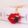 Glinsterende rode lippen en lippenstift sleutelhanger met strass en gouden sluiting - Zoals getoond