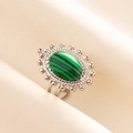 Makroaufnahme eines 304 Edelstahlrings mit grüner Malachit-Textur und Perlenrand-Design - Silberner Ring / Grüner Malachit